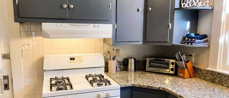 Een koelkast, een microgolfoven, een oven, een kookplaat