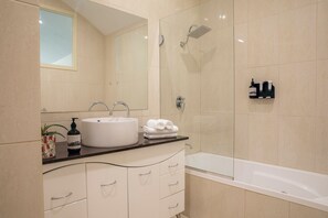 Familie resortwoning, 3 slaapkamers, uitzicht op bergen | Badkamer | Een haardroger, handdoeken, zeep, toiletpapier