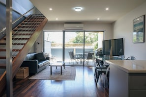 Executive-Stadtwohnung, 2 Schlafzimmer, Bergblick | Wohnbereich | 40-Zoll-Smart-TV mit Digitalempfang, DVD-Player, Streaming-Dienste