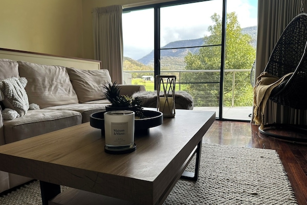 Townhouse – deluxe, 3 soverom, fjellutsikt | Oppholdsområde | En 40-tommers smart-TV med digitale kanaler samt strømmetjenester