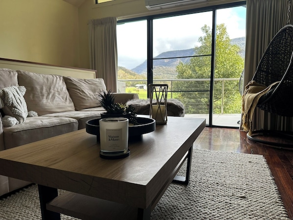 Townhome Deluxe - 3 sovrum - utsikt mot bergen | Vardagsrum | 40-tums smart-tv med digitalkanaler och streamingtjänster