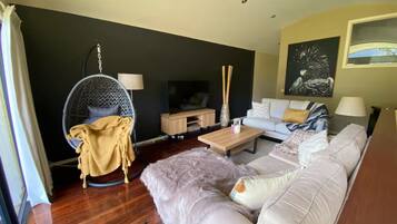 Deluxe Townhome, 3 Bedrooms, Mountain View | Living area | 40-inch Smart TV with digital channels, streaming services