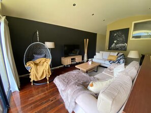Deluxe Townhome, 3 Bedrooms, Mountain View | Living area | 40-inch Smart TV with digital channels, streaming services - Halls Gap Escape Townhouses (Halls Gap)