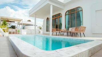 Vila Deluks | Area keluarga | Televisi layar datar 32-inci dengan saluran TV kabel