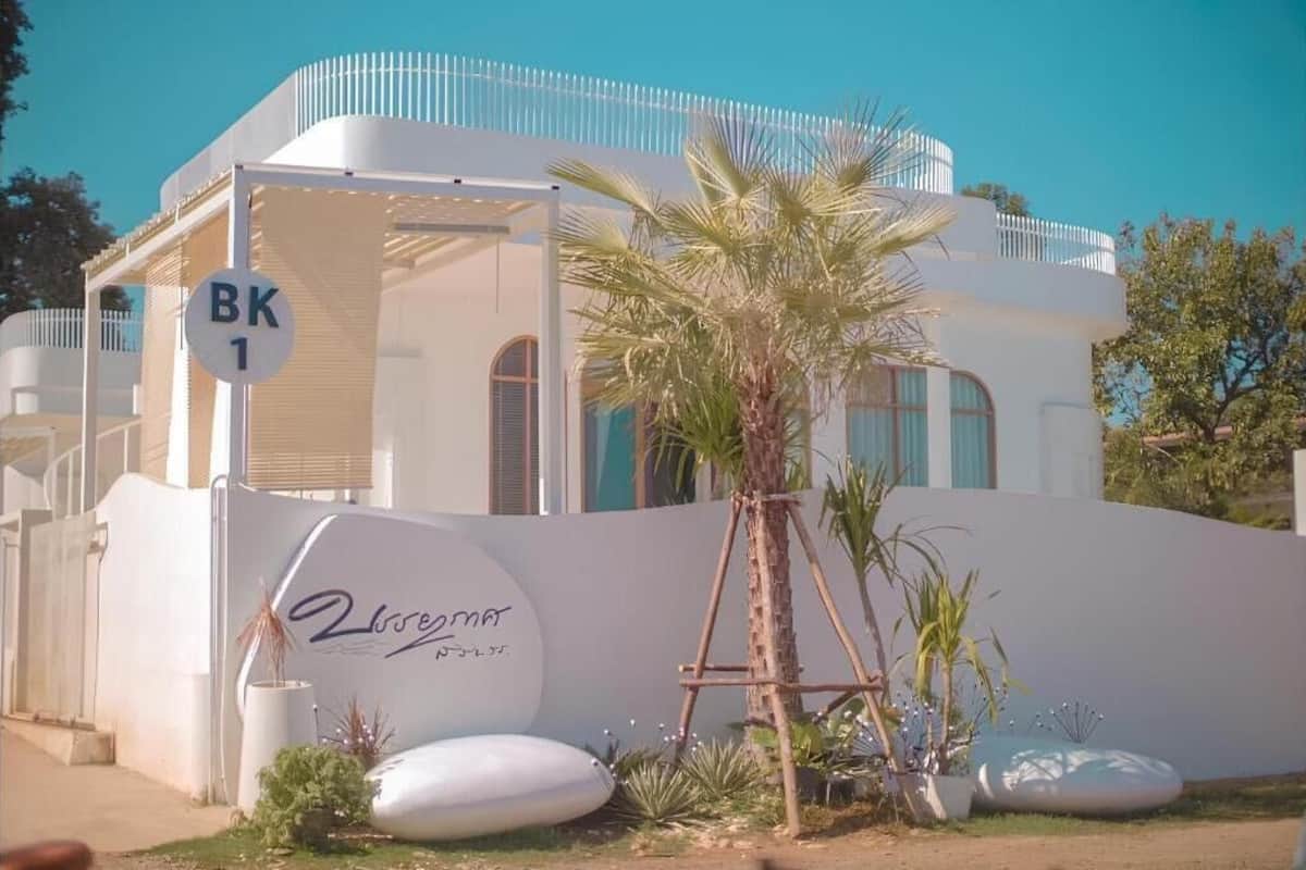 Un edificio moderno con fachada blanca, un balcón y un cartel que dice "BK 1".