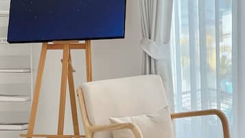 Villa, Poolblick | Wohnbereich | 32-Zoll-Flachbildfernseher mit Kabelempfang