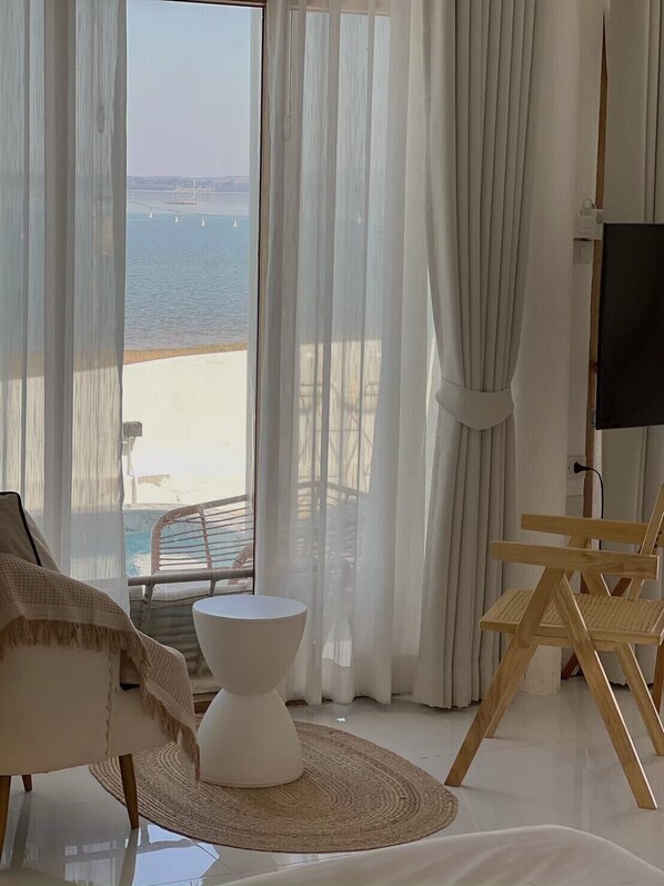 Villa – deluxe | Oppholdsområde | En 32-tommers Flatskjerm-TV med kabel-kanaler