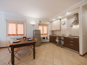 Réfrigérateur, four à micro-ondes, vaisselle et ustensiles