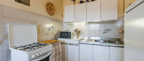 ثلاجة، ميكروويف، مستلزمات طهي/أطباق/أوعية