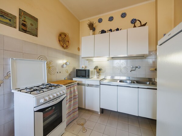 Réfrigérateur, four à micro-ondes, vaisselle et ustensiles