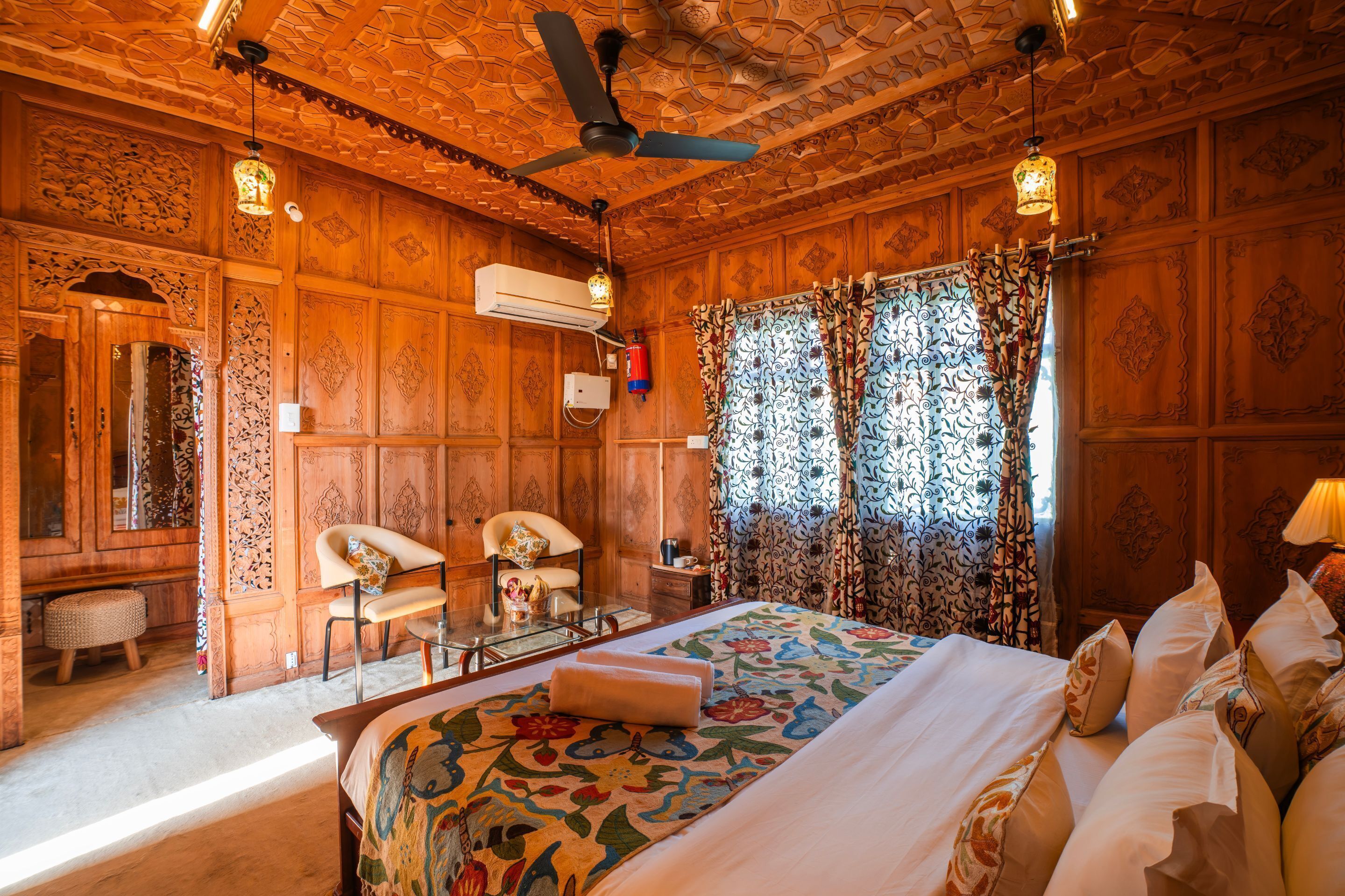 Superior Double Room, Bathtub | Bed sheets