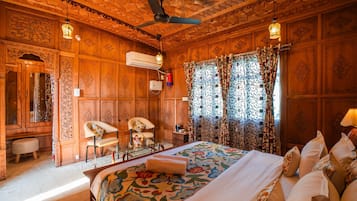 Superior Double Room, Bathtub | Bed sheets