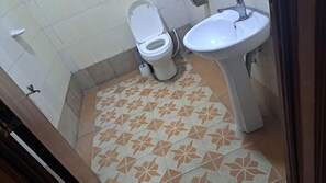 Doccia, pantofole, asciugamani, sapone
