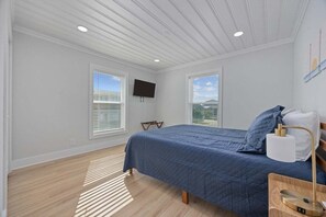 2 habitaciones, escritorio y tabla de planchar con plancha 