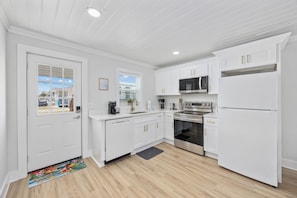 Fridge, microwave, stovetop, dishwasher