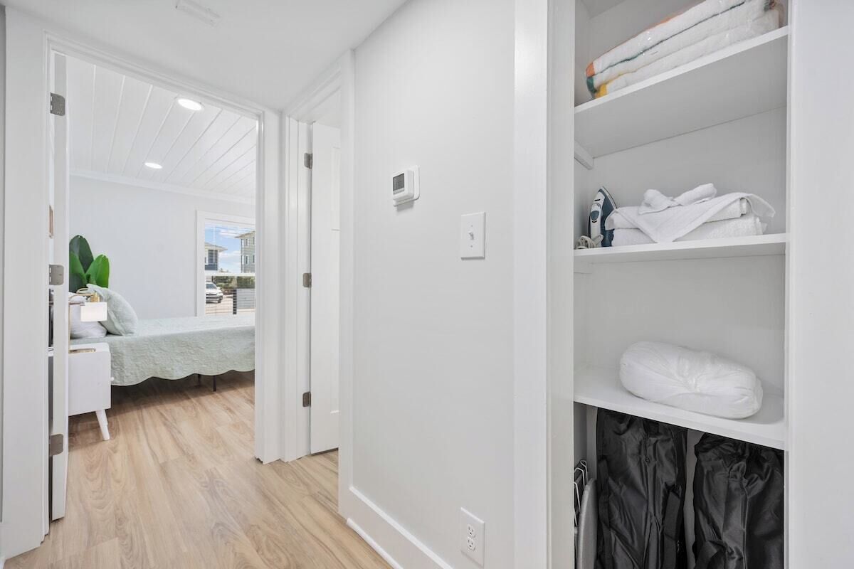 Ein Schlafzimmer mit einem Bett, einem Nachttisch und einem Kleiderschrank mit Regalen.