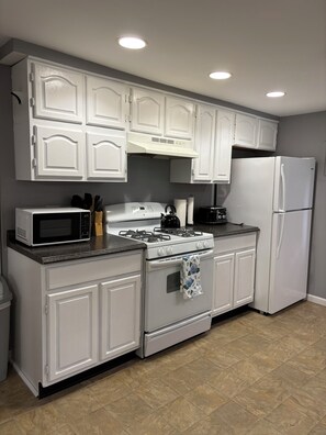 Fridge, microwave, oven, stovetop - 2-bedroom guest house in charming Cuba with WiFi (Cuba)