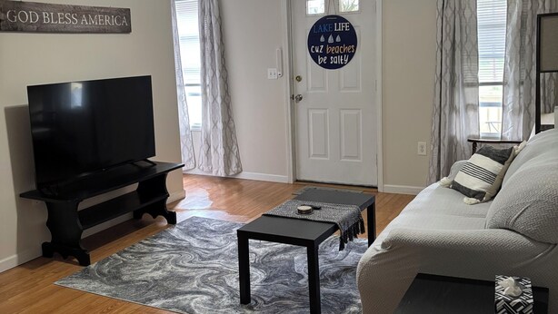 A living room with a flat-screen TV, a sofa, a coffee table, and a patterned rug. - 2-bedroom guest house in charming Cuba with WiFi (Cuba)