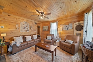 TV, fireplace - Broadstone Cottage- pet friendly, fire pit, Valle Crucis (Banner Elk)