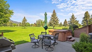 Outdoor dining - Peaks & Par (Red Lodge)