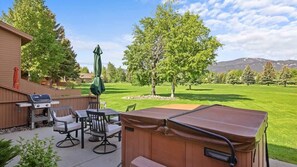 Outdoor dining - Peaks & Par (Red Lodge)