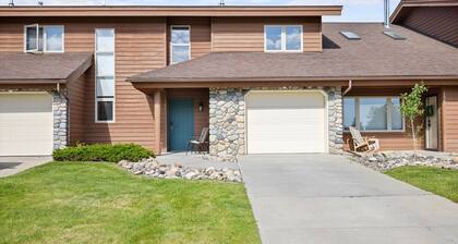 Peaks & Par -Next to club house, and less than 15 minutes to ski, Wi-Fi, dog friendly