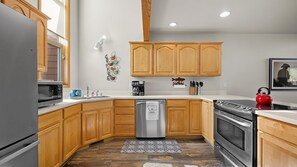 冷蔵庫、電子レンジ、オーブン、コンロ