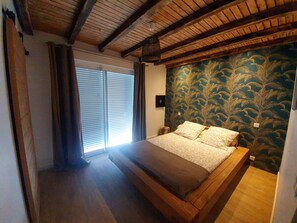 3 slaapkamers, een strijkplank/strijkijzer, wifi, beddengoed