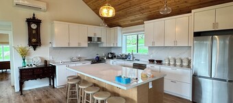 Charming 2 beds and 2 baths beach house adjoining to deception pass park