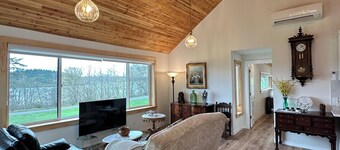 Charming 2 beds and 2 baths beach house adjoining to deception pass park