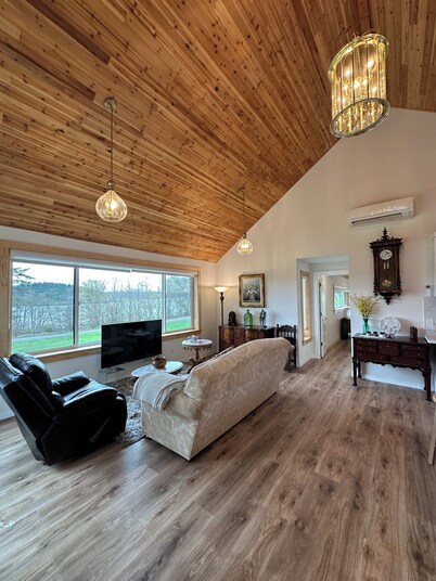 Charming 2 beds and 2 baths beach house adjoining to deception pass park