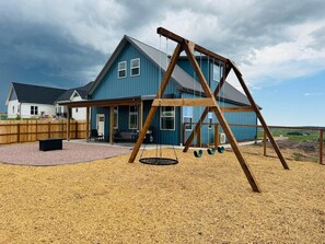 Children's area - The Family Roost - warm, stylish new Barndo rolling hills & Rocky Mountain Views (Colorado Springs)