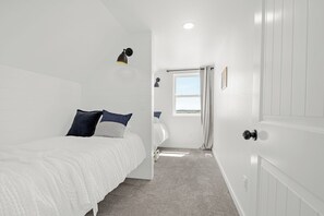 4 bedrooms, iron/ironing board, WiFi, bed sheets - The Family Roost - warm, stylish new Barndo rolling hills & Rocky Mountain Views (Colorado Springs)