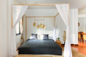 3 bedrooms, iron/ironing board, WiFi, bed sheets