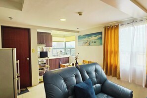 Living area - Charming & Cozy 3-bedroom with WiFi in Quezon City (Quezon City)