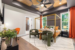 6 Schlafzimmer, Schreibtisch, Bügeleisen/Bügelbrett, Reisekinderbett