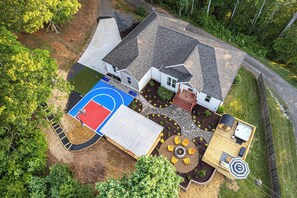 Exterior - SPACIOUS FAMILY HOME WITH A SAUNA AND GEODOME, BASKETBALL, MINI GOLF, ARCADES (Asheville)
