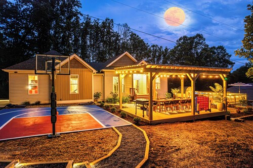 SPACIOUS 6 BEDROOM CHATEAU IN THE HILLS OF ASHEVILLE WITH A SAUNA AND GEODOME