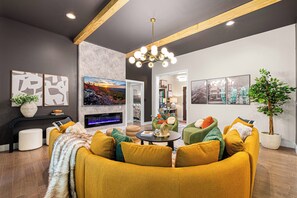 Smart-TV, Kamin, Videospiele, Tischtennisplatte