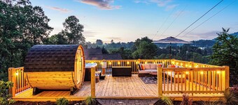 SPACIOUS FAMILY HOME WITH A SAUNA AND GEODOME, BASKETBALL, MINI GOLF, ARCADES