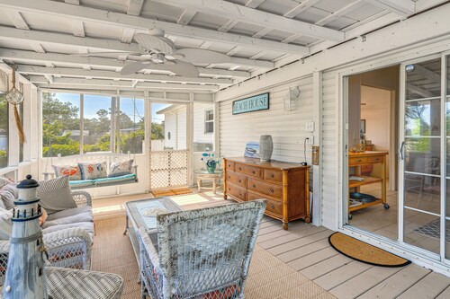 2 Blocks to Crystal Coast: Family-Friendly Retreat
