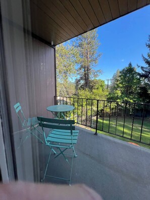 Outdoor dining - Charming 3-bedroom house with WiFi and AC in lovely Coeur d'Alene (Coeur d'Alene)
