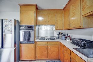 Refrigerador, microondas, parrilla de estufa y cafetera y tetera