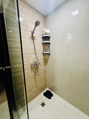Shower, hair dryer, bidet, towels