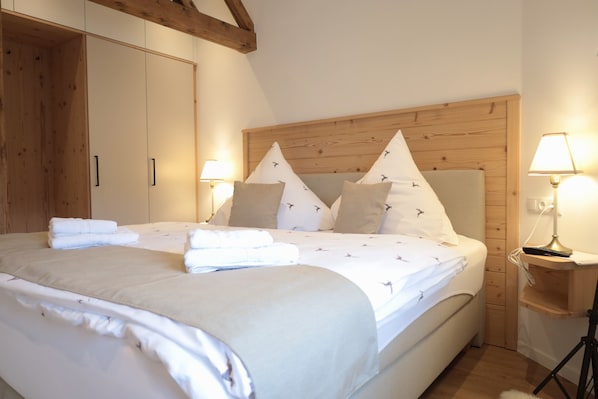 1 bedroom, bed sheets