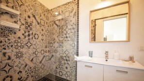 Chambre Deluxe, vue sur la cour intérieure | Salle de bain | Douche, séchoir à cheveux, serviettes fournies, savon