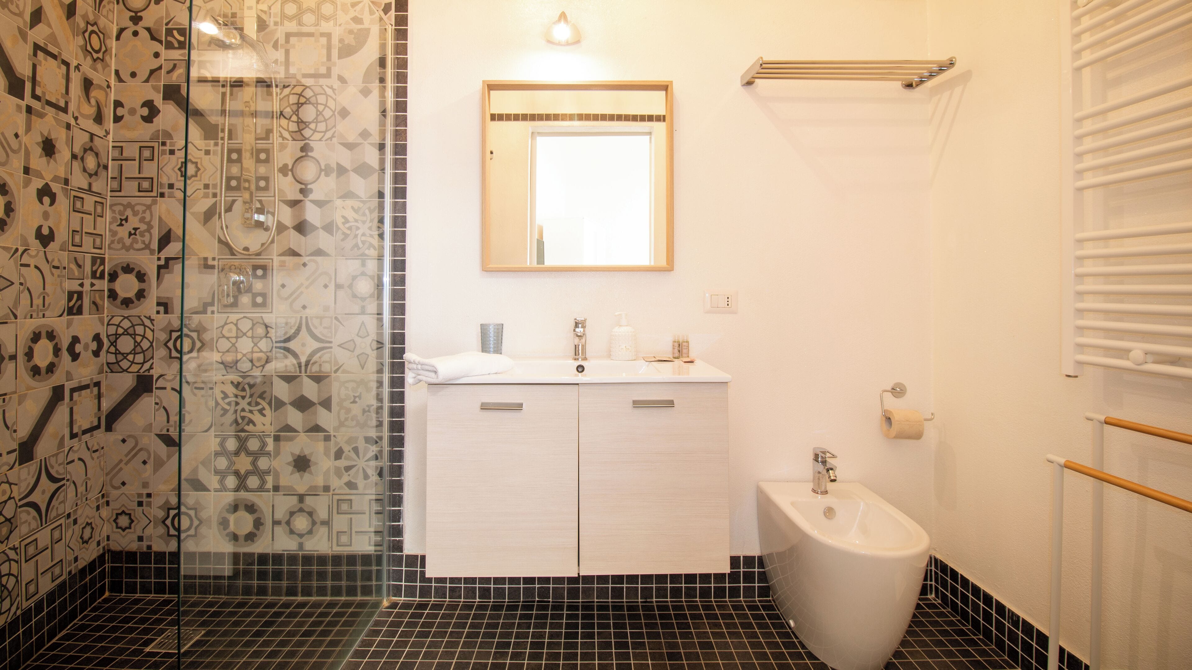 Deluxe Room, Courtyard View | Bathroom | Shower, hair dryer, towels, soap
