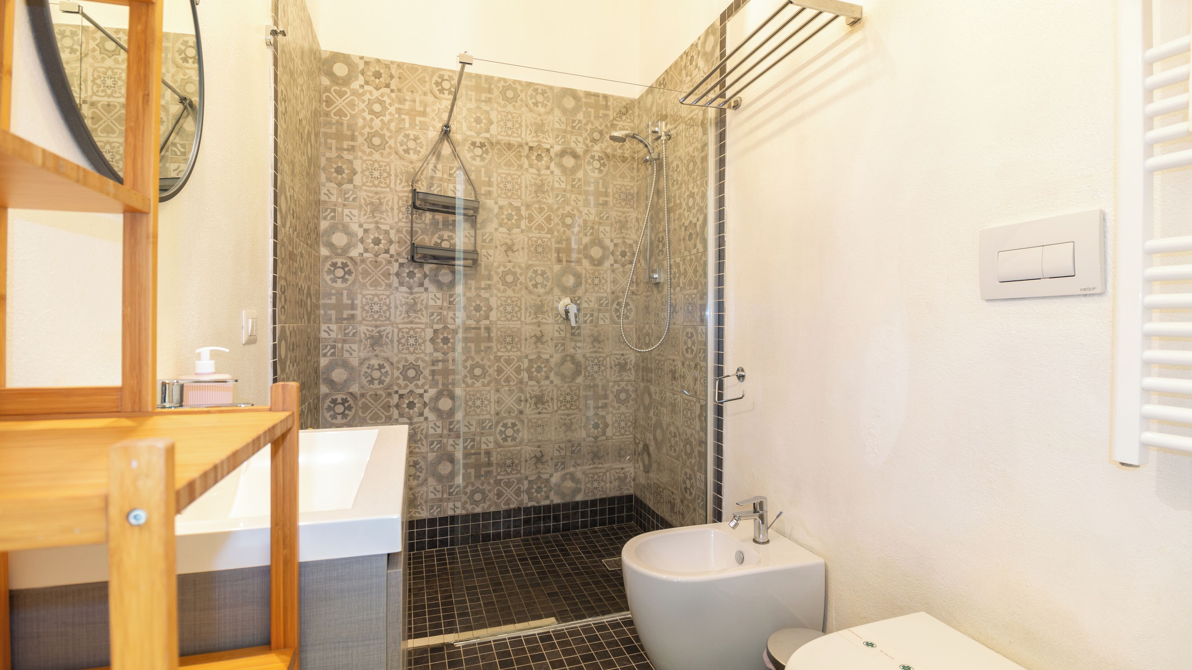 Ein Badezimmer mit Dusche, Waschbecken und Toilette.
