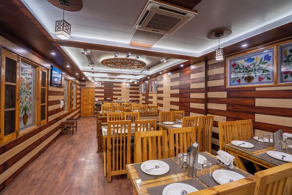 Dining - Bombay Residency (Pahalgam)