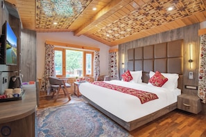 Quarto casal superluxo, vista para a montanha | Cofres nos quartos, escrivaninha, cortinas blackout